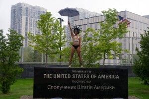 Femen знову показав цицьки – цього разу біля посольства США у Києві