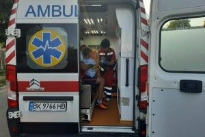  На Рівненщині семирічна дитина застрягла у металевому паркані (Фото)