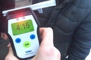 Поліцейські вночі допомогли п'яному, як чіп, рівнянину, а потім спіймали його за кермом