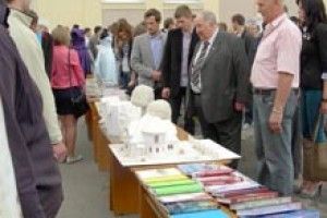 «НАСАМПЕРЕД У НАС ВЧАТЬ ВЧИТИСЯ»