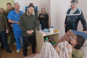 «У Тіктоці все про вас!»: Зеленський відвідав у лікарні людей, яких обстріляли під час евакуації з Ворзеля (Відео)