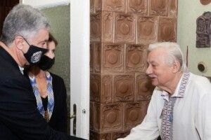 Петро і Марина Порошенки зустрілися з легендарним політв’язнем, поетом-шістдесятником Ігорем Калинцем