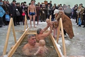 Цього дня вся вода цілюща, а пірнання – не змиває гріхів: скасували масові купання в ополонці на Водохреща