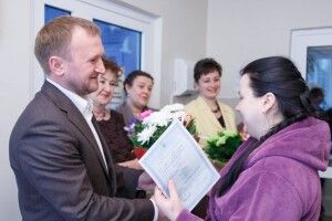 У Луцькому пологовому будинку молоді мами урочисто отримали свідоцтва про народження малюків