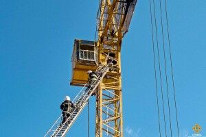 Бійцям ДСНС довелося знімати з 30-метрової висоти кранівника, якому стало погано (Фото)