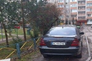 У Луцьку оштрафували водіїв, які паркуються на тротуарах (Відео, фото)