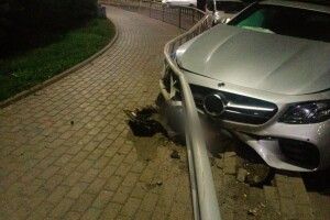 В Луцьку водій врізався в огорожу на кільці на Набережній
