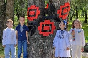 Діти одягнули луцькі дерева у вишиванки