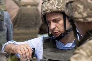 Сьогодні вранці Володимир Зеленський отримав есесмес-повідомлення: «На фронті – один поранений»