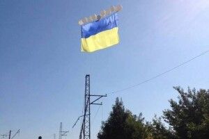У небі над окупованим Донецьком з’явився величезний синьо-жовтий стяг (Фото)