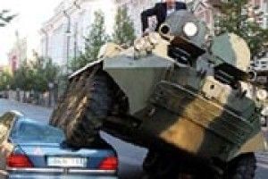 РЕЗОНАНС: мер міста роздушив «Мерседес» ... бронетранспортером