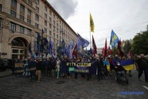 У Києві кілька тисяч людей закликали «капітулянта» Зеленського готуватися до кримінальної відповідальності за статтею «Державна зрада» (Фото)