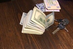 Повідомили про підозру волинському податківцю, який вимагав у підприємців дві тисячі доларів щомісяця