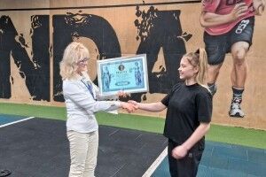 Циркова артистка з Рівного встановила рекорд України – 29 віджимань на трьох пальцях рук