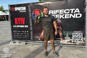 Начальник патрульних Волині пробіг 5 кілометрів по болоті із перешкодами 