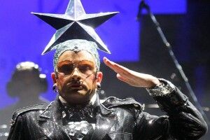 Вєрка Сердючка заспівала «Он бы подошёл, я бы отвернулась…» у... Львові (Відео)