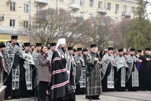 Митрополит Луцький і Волинський назвав пластмасові квіти – «символом штучної любові»