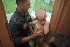 Маленька дитина сховалась у пральній машині і не змогла вилізти (фото, відео)