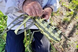 Дід Митрофан із Камінь-Каширщини плете постоли