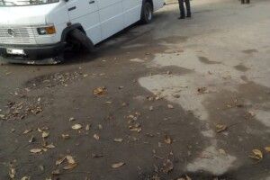 У Здолбунові маршрутка вскочила в ямище – згубилося одне колесо й перелякалися дві пасажирки