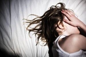 Дідусь запропонував 8-річній дівчинці обробити рану на її коліні, а потім вчинив щодо неї розпустні дії