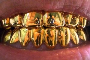 Одна з політичних партій на Закарпатті виборцям пропонує... вставити зуби