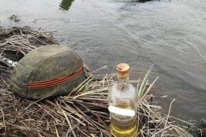 Окупанти напилися краденого алкоголю і втопили танк (Фото)