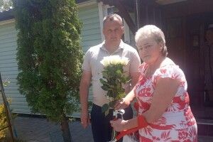 У селищі на Волині привітали з днем народження вдову загиблого героя
