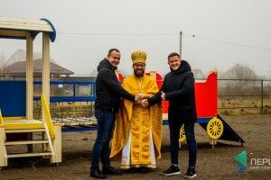Церкві на престольний празник подарували дитячий майданчик (фото)