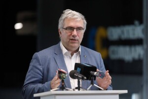 Влада не змогла за 90 днів зібрати достатньо підписів на підтримку санкцій проти Петра Порошенка