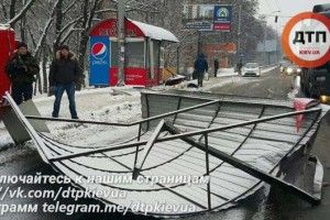 В Києві фура знесла зупинку та перукарню, є постраждалі (ФОТО)