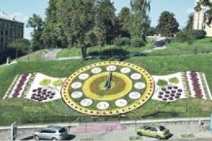 НАЙБІЛЬШИЙ У СВІТІ КВІТКОВИЙ ГОДИННИК