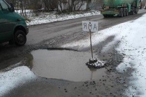 На дорозі з Дубна до Тараканова встановили унікальний дорожній знак (фото)