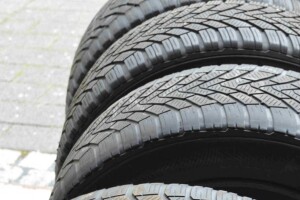 Жителю Горохівщини порізали шини автомобіля