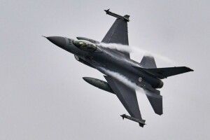 Дуже велика різниця: експерт порівняв винищувач F-16 з радянськими літаками