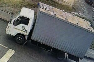   У Луцьку водій збив ліхтар і втік з місця пригоди (Відео)