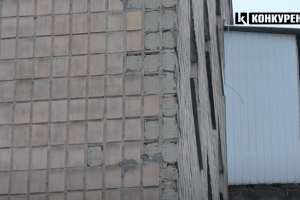 У Луцьку з будинку на людей та машини падає плитка (Відео)
