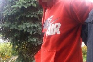 У центрі Рівного злапали крадія-гастролера в червоній «кенгурушці» (фото)