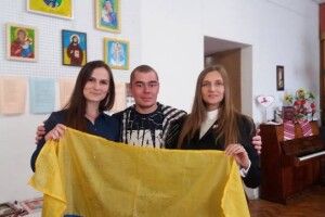 Волинський боєць, що бореться з важкою недугою, відкрив виставку власних картин