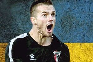 Трибуни вкривав чорний дим — а на поле вискакували хвостаті вболівальники