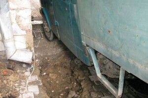 У Франківську під пам'яткою архітектури провалилася вантажівка (ФОТО)