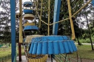 У луцькому парку зупинили ще два атракціони після аварії на колесі огляду 