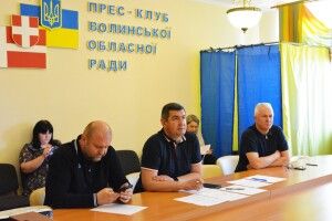«Зима справді буде важкою»: волинян просять подбати про запаси дров та торфобрикету