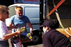 Луцькі волонтери відправили бійцям на Схід бус з водою й продуктами (Відео)