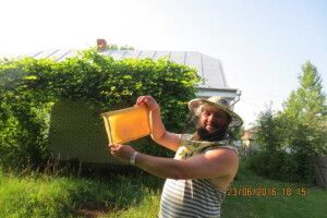 «І кадилом у церкві – і димарем на пасіці»: волинський священик має незвичне хобі