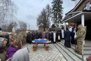 Без батька залишилися троє синів: на Волині попрощалися з полеглим Героєм (Фото)