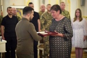 Президент вручив мамі загиблого Героя з Волині орден «Золота Зірка»