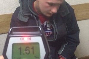 Посеред вулиці грабіжники відібрали у хлопця навушники