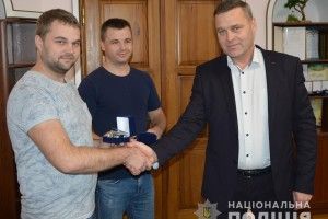 Поліція Волині відзначила двох лучан, котрі затримали розбійника (відео)