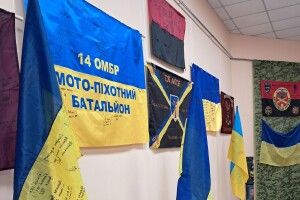 Знамена стійкості: у Ковелі на виставці презентували понад 30 військових стягів 